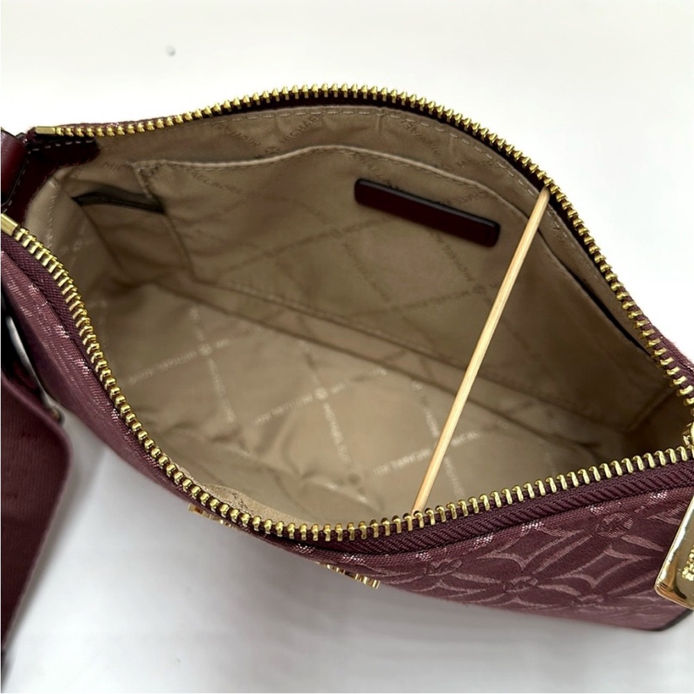 MICHAEL KORS Jet Set Travel Small Logo Jacquard
Crossbody With Tech Attach - Picture 11 of 16